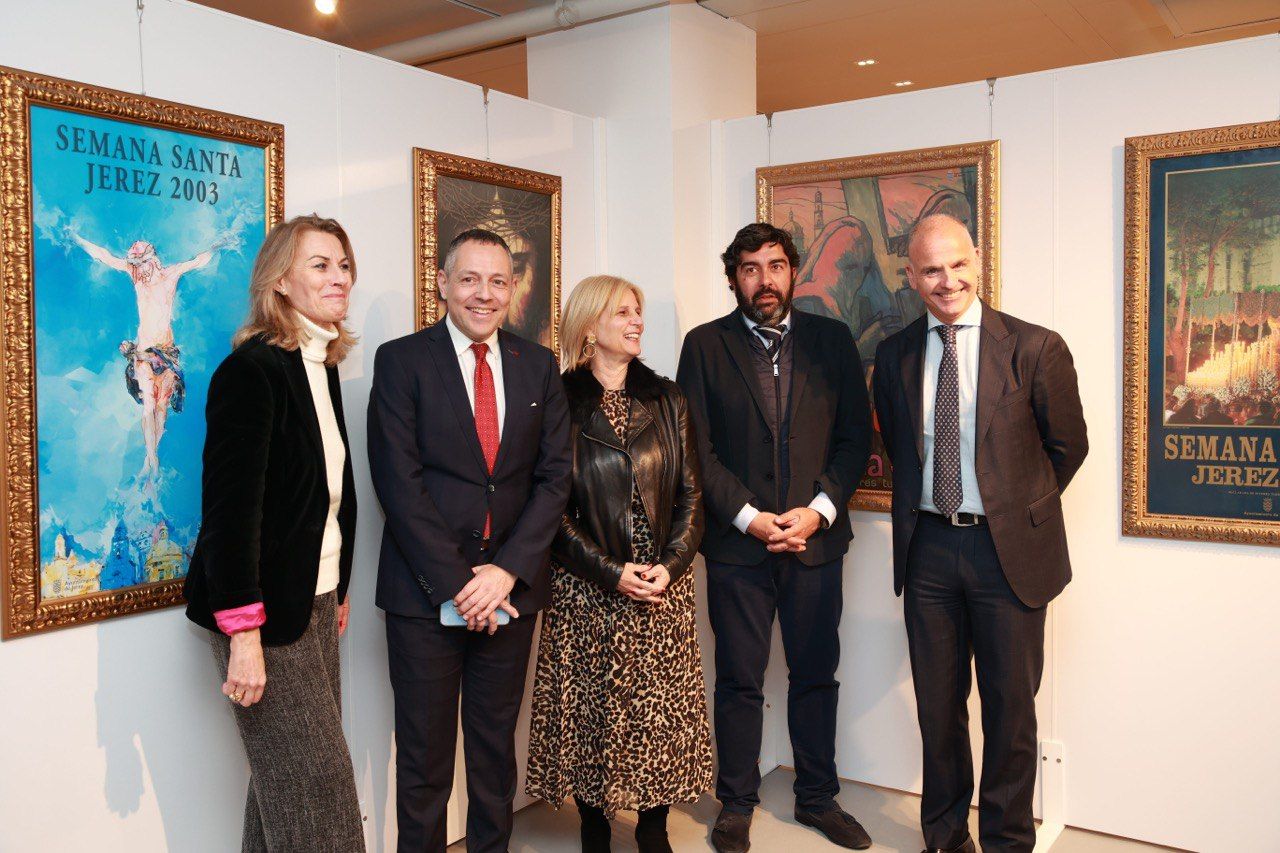 La alcaldesa, el presidente del Consejo y ejecutivos de El Corte Inglés tras la inauguración. 