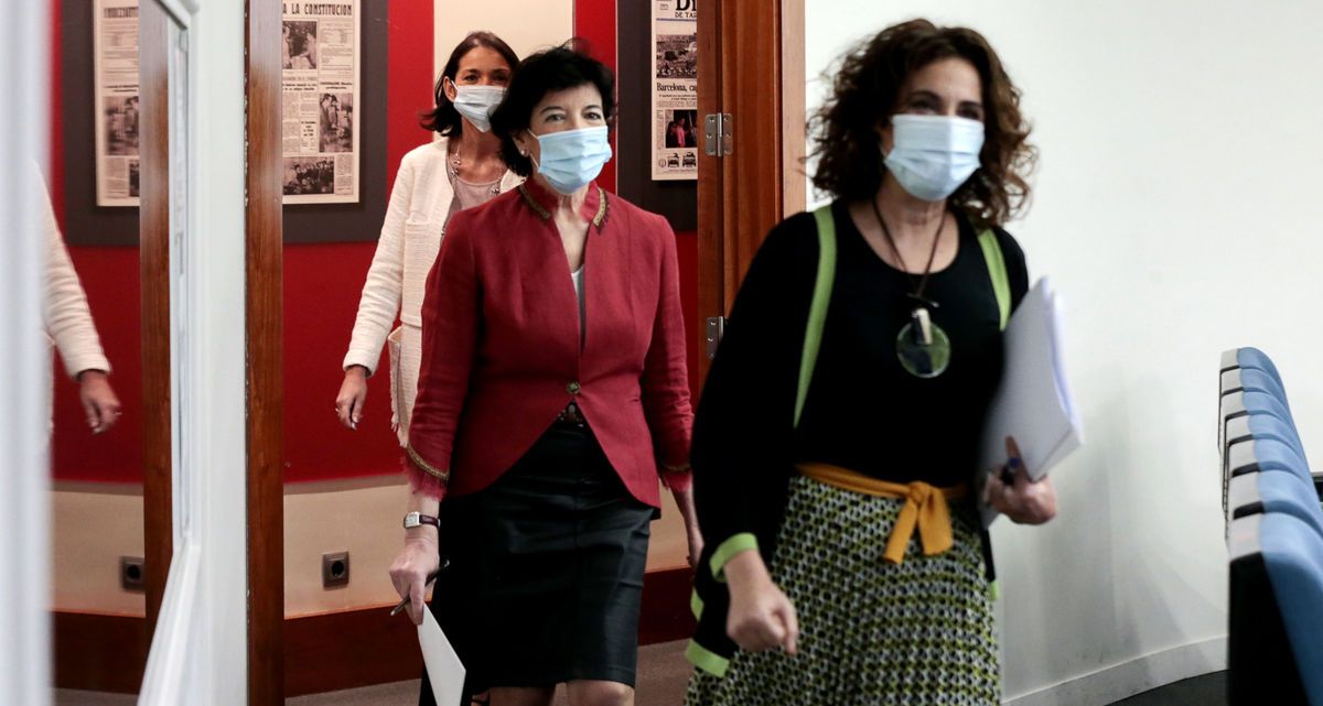 María Jesús Montero, antes del inicio de una rueda de prensa del Consejo de Ministros. FOTO: PSOE