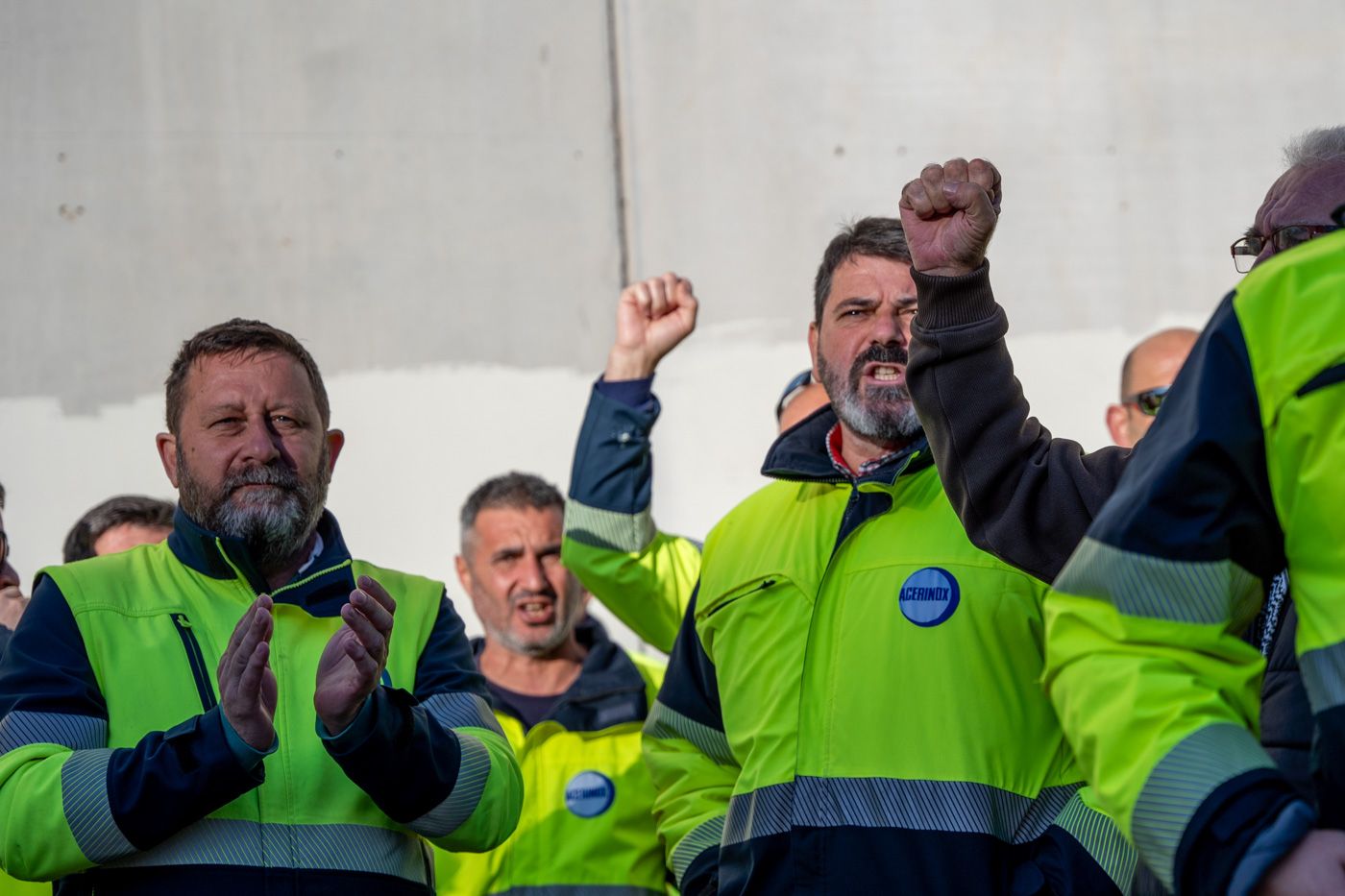 Trabajadores de Acerinox, en la concentración ante el juzgado de Cádiz.  