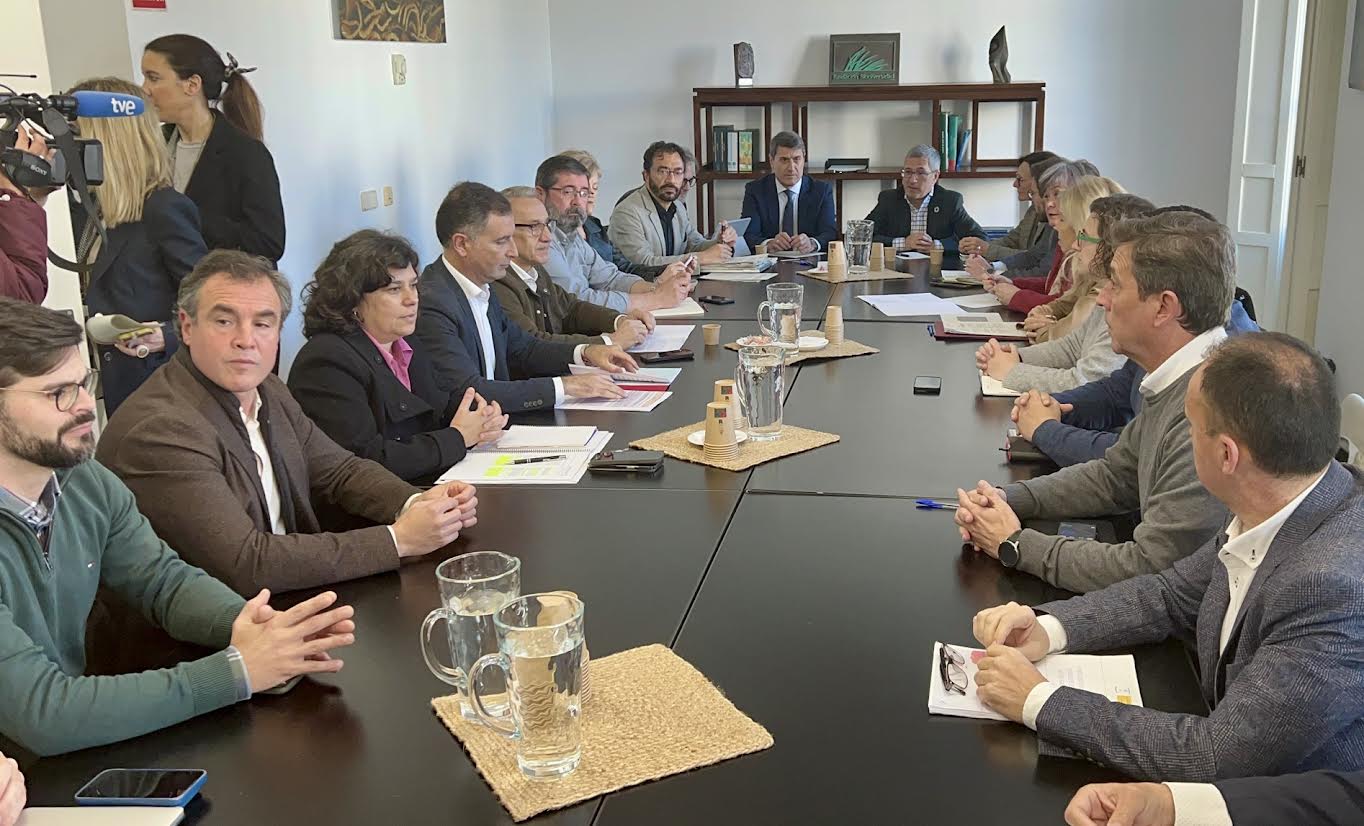 Imagen de la reunión mantenida este martes entre los municipios afectados por el pacto de Doñana.