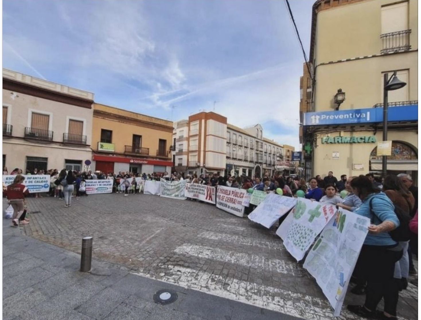 Imagen de la concentración en Morón en defensa de la educación pública.