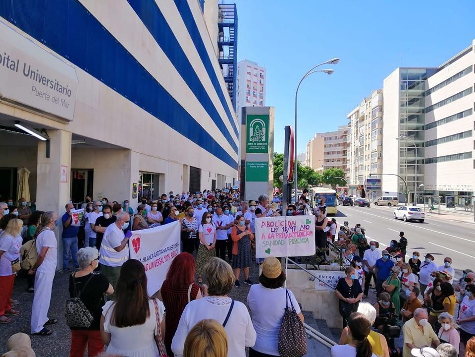 Manifestación a las puertas del Hospital Puerta del Mar en Cádiz.