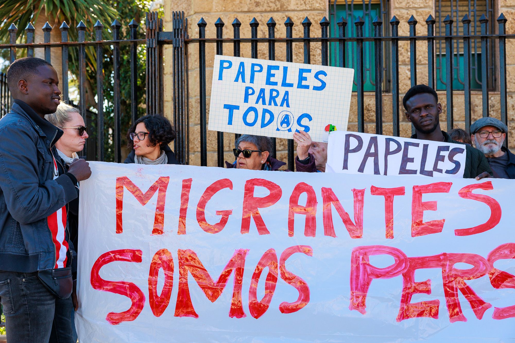 Protesta en Cádiz en apoyo a los jóvenes migrantes que no pueden acceder a una cita para solicitar asilo.