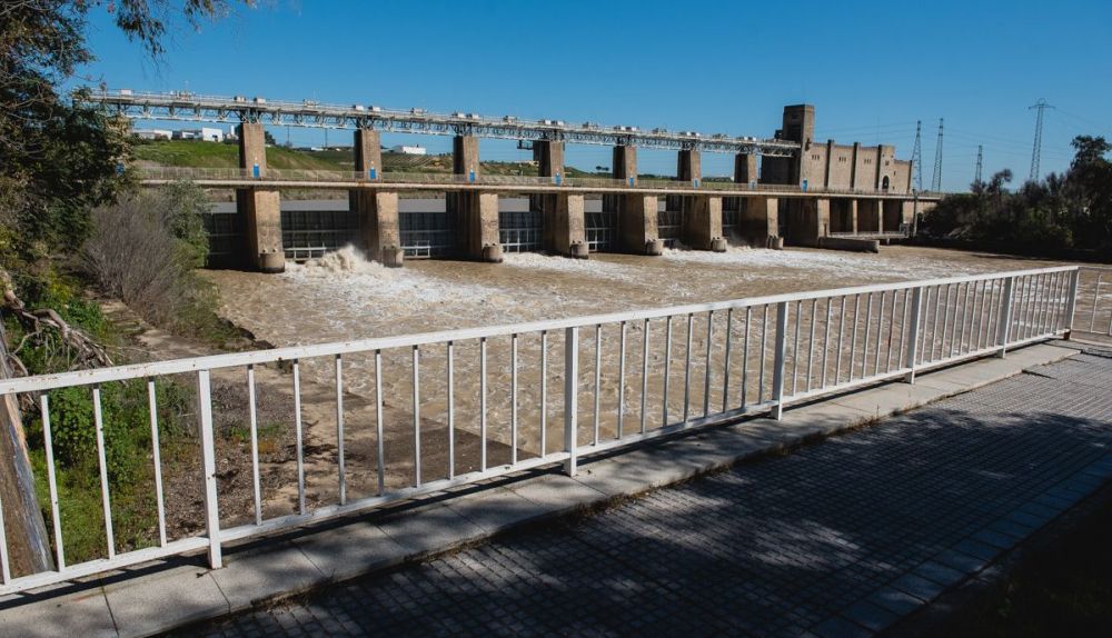 El estado de la presa de Alcalá del Río, en imágenes.