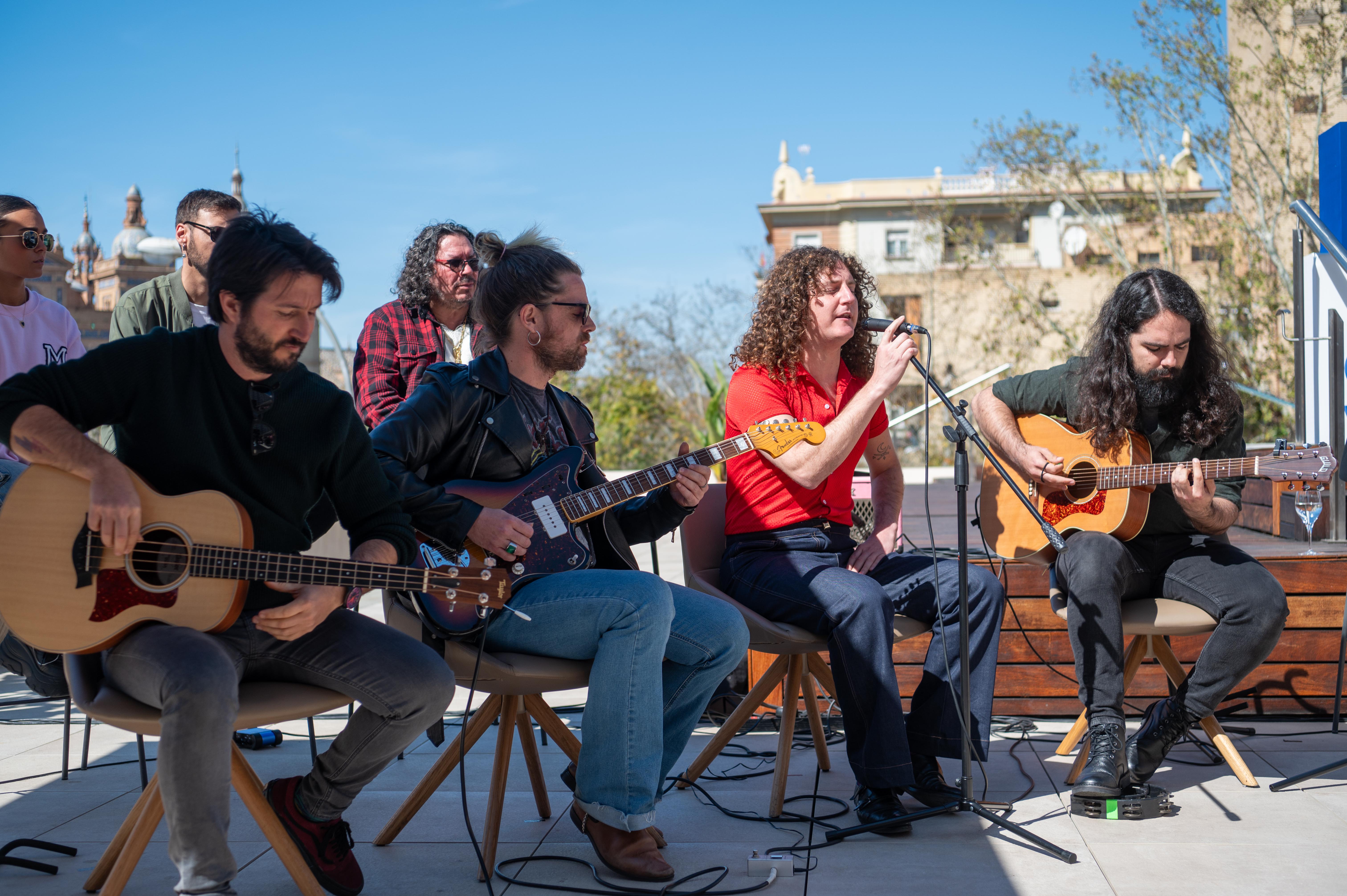 Los Derby Motoreta's Burrito Cachimba fueron los encargados de amenizar la presentación del Icónica Sevilla Fest 2024