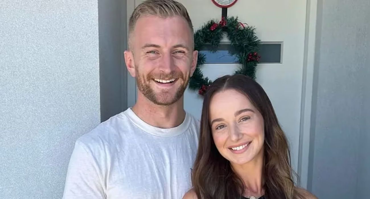 Liam, policía y concursante de un 'reality', junto a su prometida. 