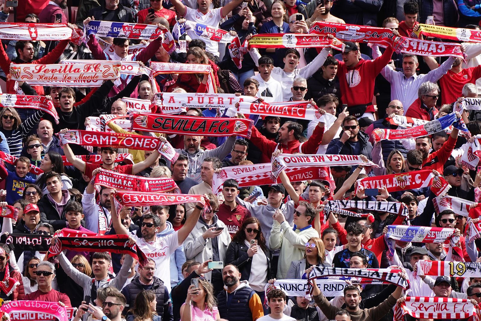 Aficionados del Sevilla FC en el Sánchez-Pizjuán.