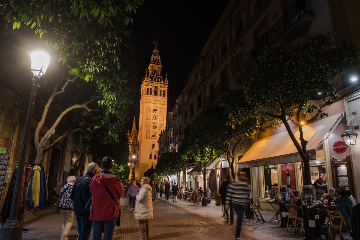 Imagen de turistas en el centro de Sevilla. La patronal rechaza la tasa turística.