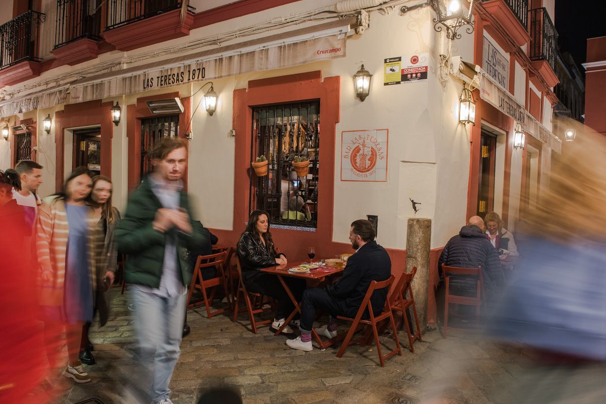 Turismo en el barrio de Santa Cruz en Sevilla, una de las zonas más turísticas de Andalucía.
