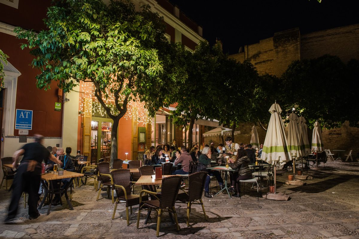 Tasa turística. Veladores en el sevillano barrio de Santa Cruz.