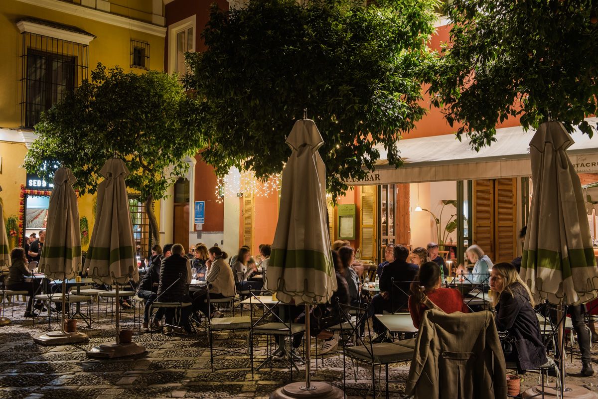 Una terraza en Sevilla. El sector servicios es el sector que lidera la caída del paro en Andalucía.