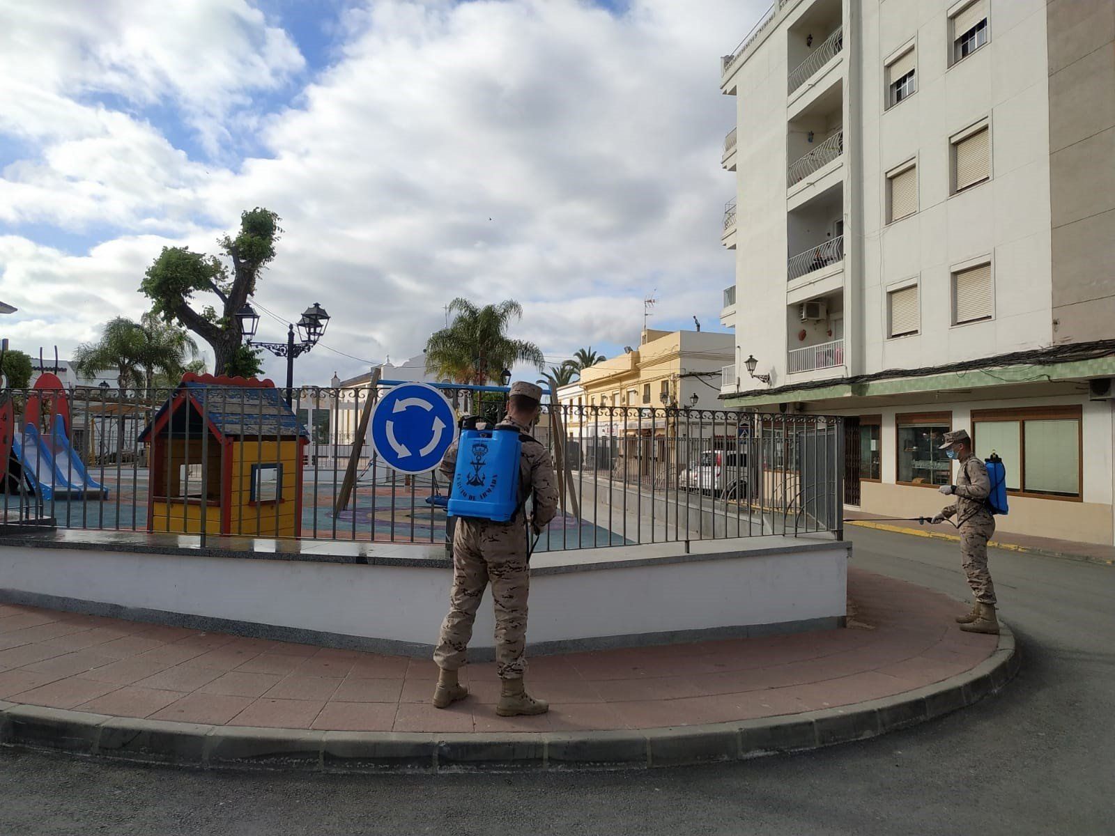 Infantes de Marina en labores de desinfección en una pueblo de Cádiz - ARMADA ESPAÑOLA