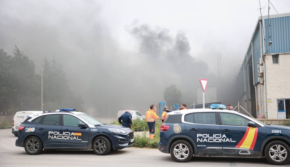 El incendio de una nave en Puerto Real, en imágenes.