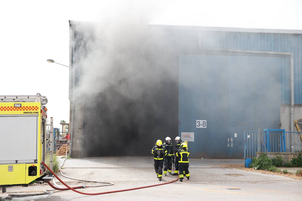 El incendio de una nave en Puerto Real, en imágenes.