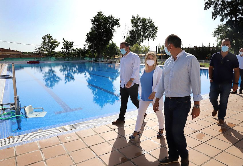 La alcaldesa Mamen Sánchez y el delegado Jesús Alba, con responsables de Arena Village.