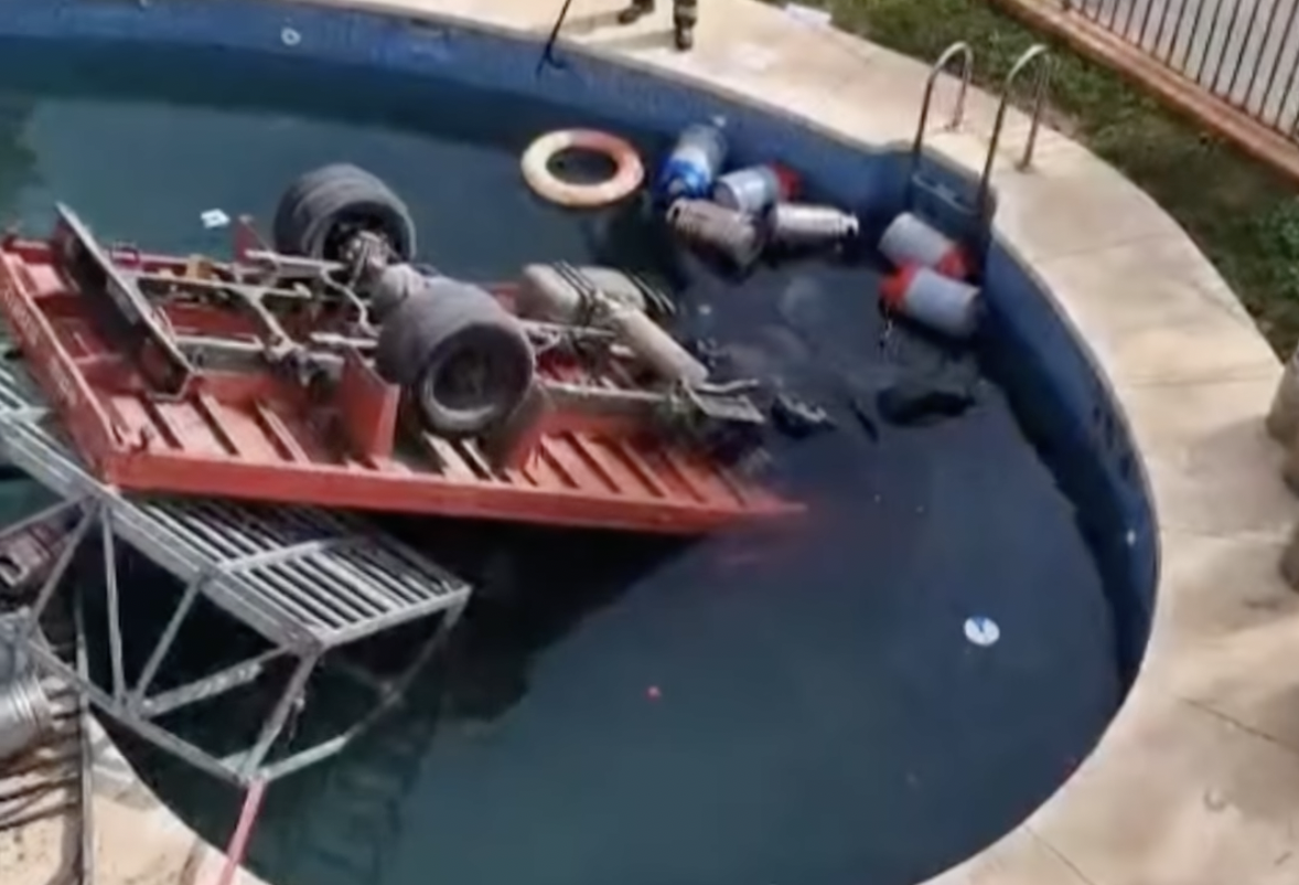 Un camión cargado de bombonas de butano cae sobre la piscina de una urbanización en Rincón de la Victoria, Málaga.