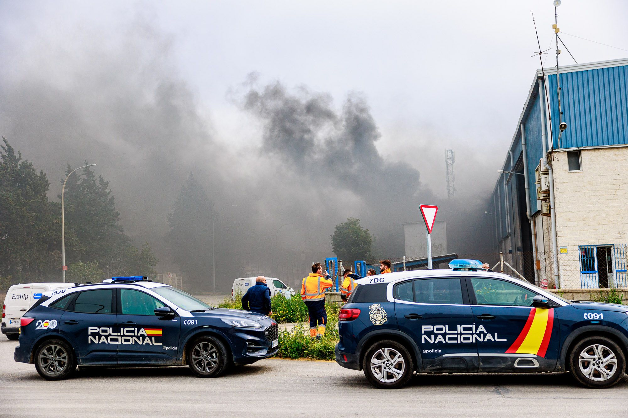 El incendio de una nave en Puerto Real, en imágenes.