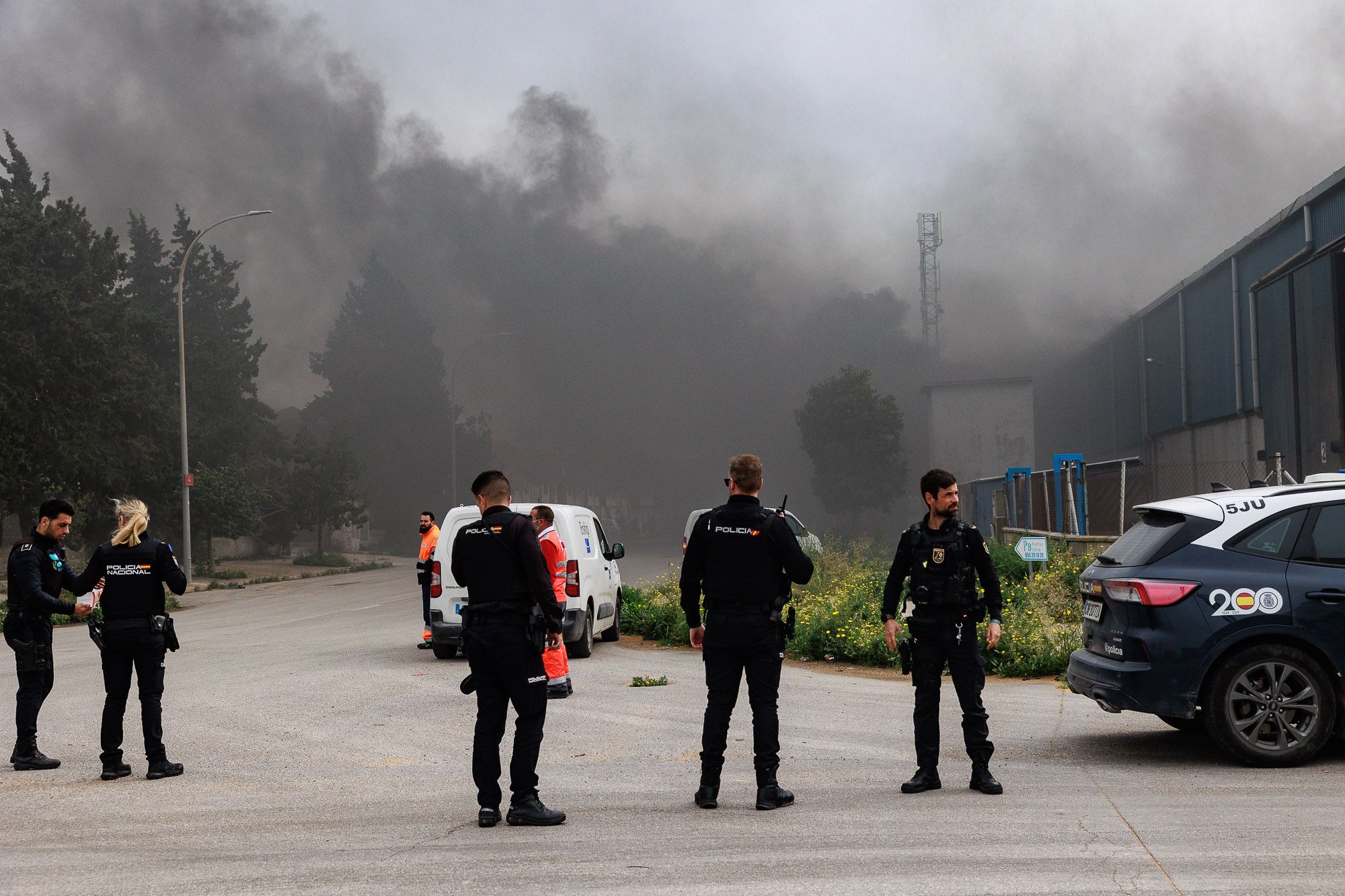 El incendio de una nave en Puerto Real, en imágenes.