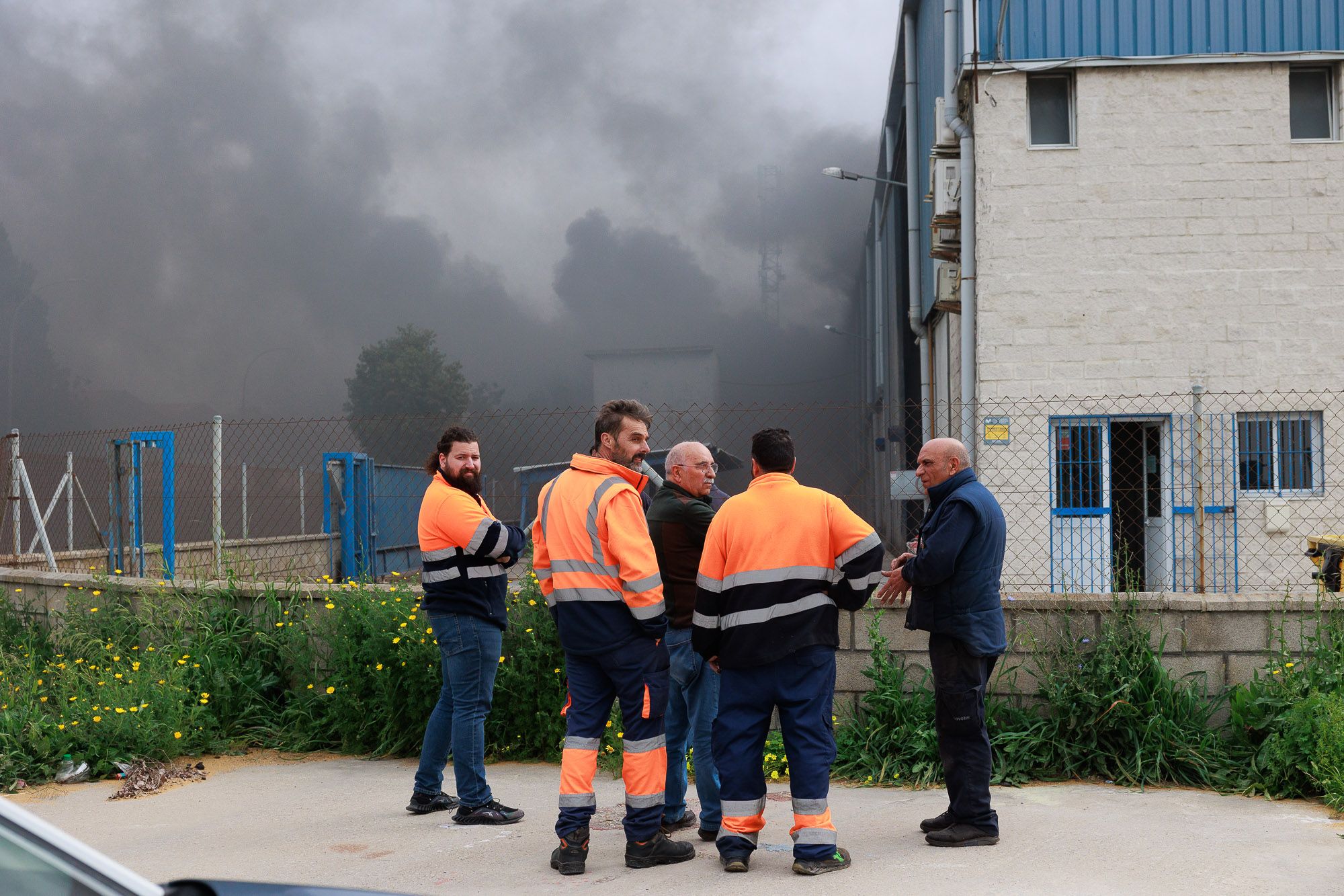 El incendio de una nave en Puerto Real, en imágenes.