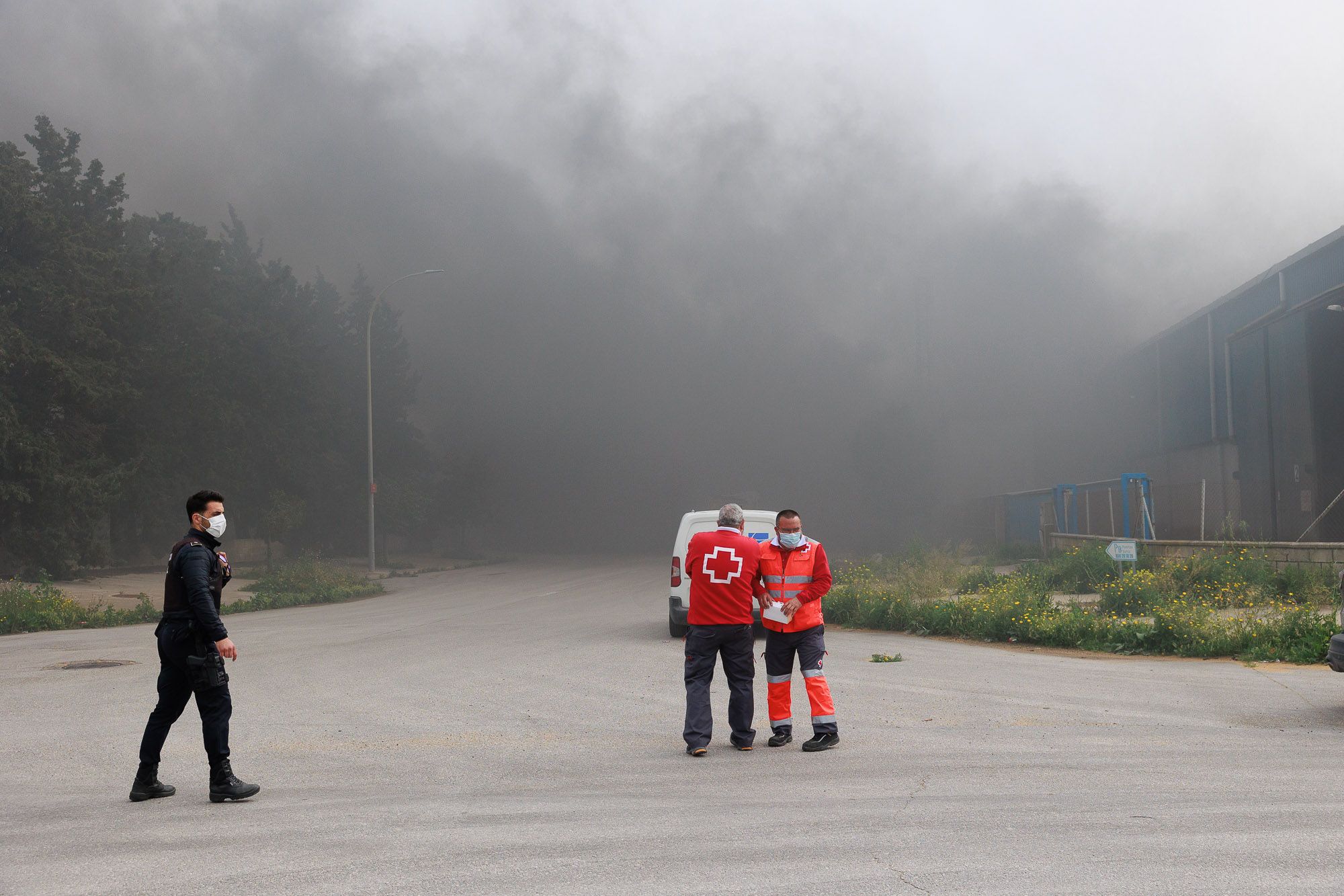 El incendio de una nave en Puerto Real, en imágenes.