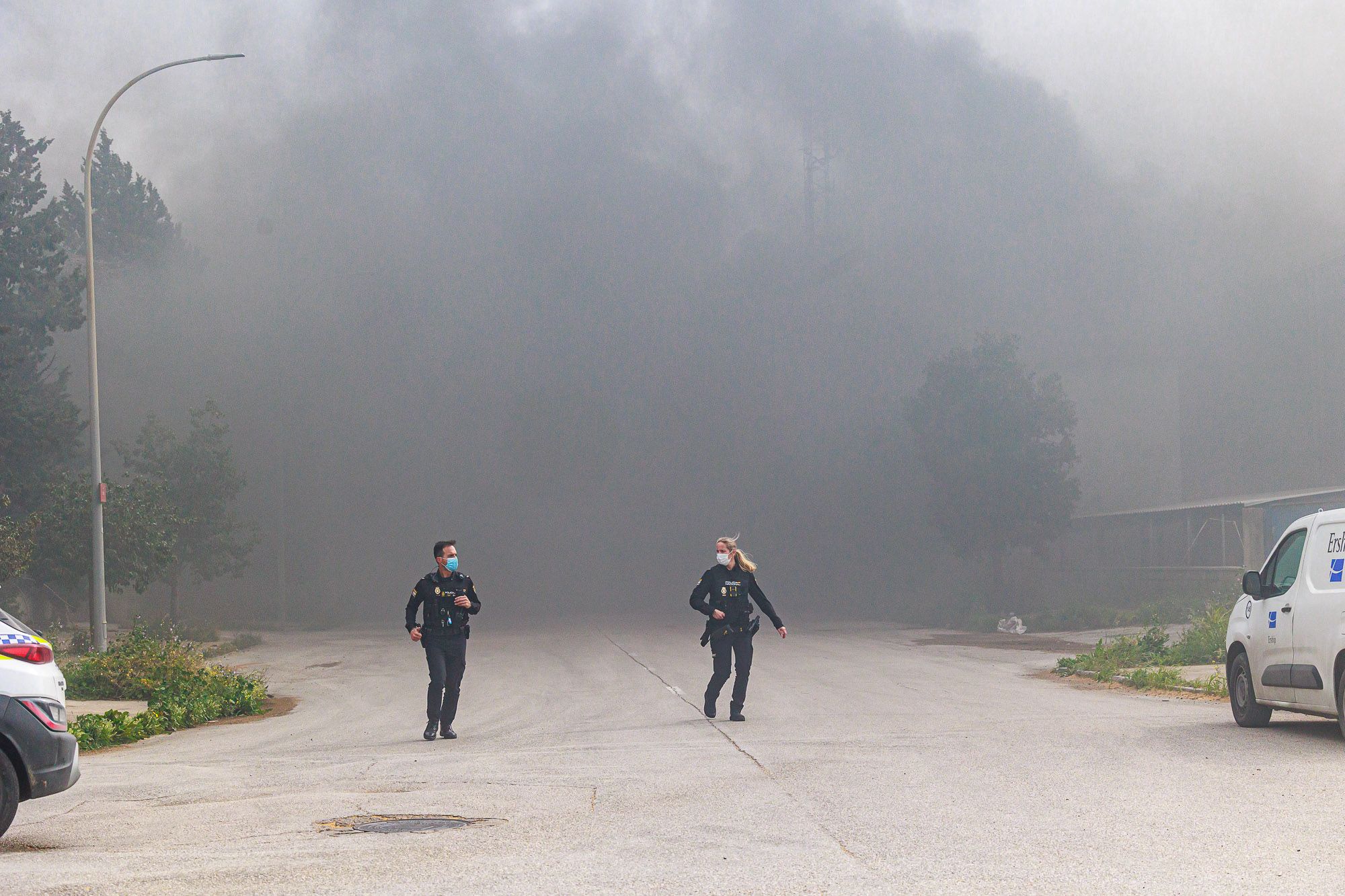 El incendio de una nave en Puerto Real, en imágenes.