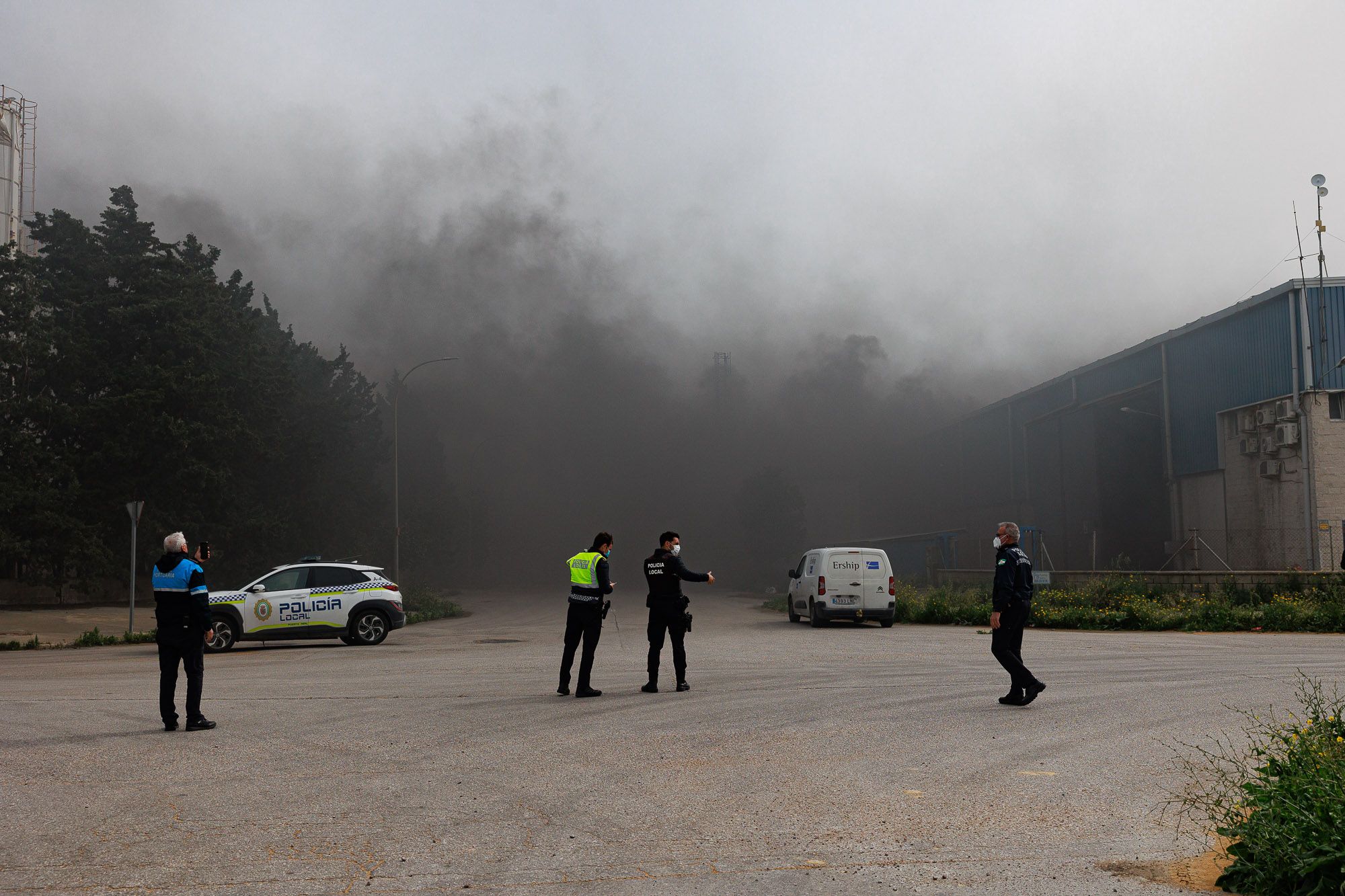 El incendio de una nave en Puerto Real, en imágenes.