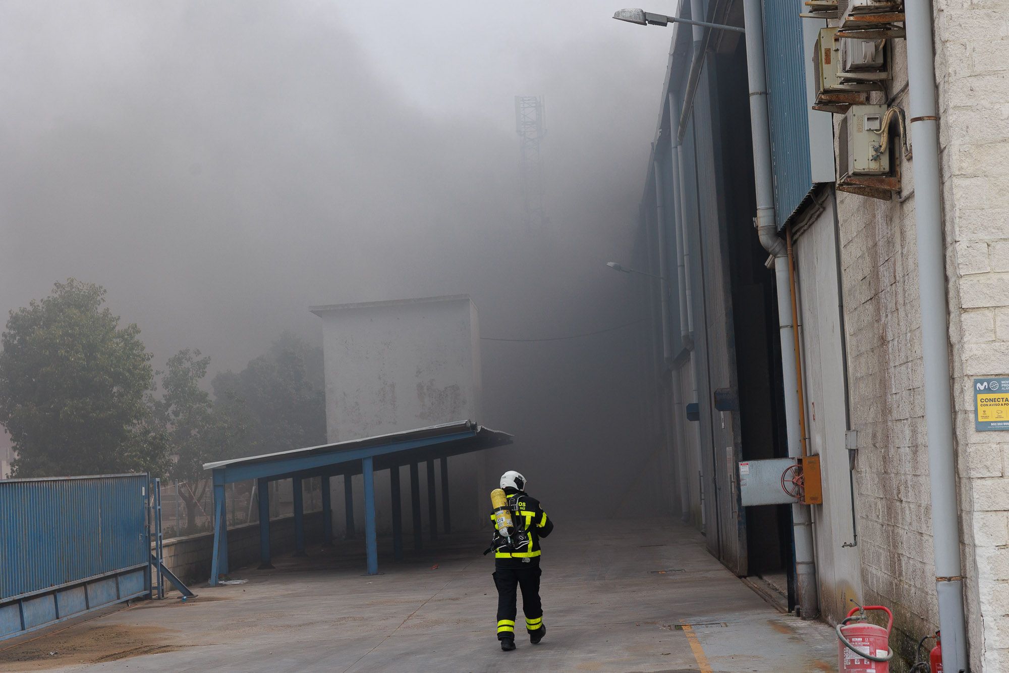 El incendio de una nave en Puerto Real, en imágenes.