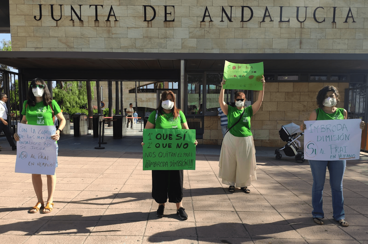Una de las concentraciones de Fampa Nueva Escuela frente a la Consejería de Educación.