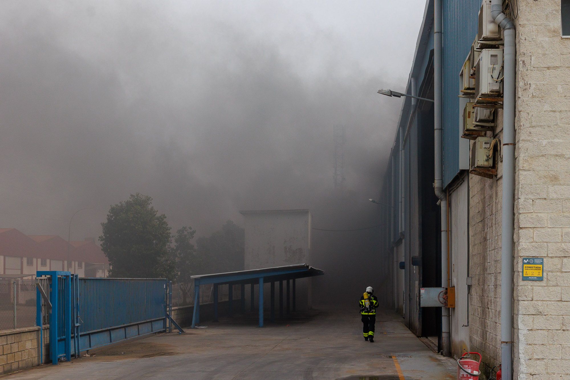 El incendio de una nave en Puerto Real, en imágenes.