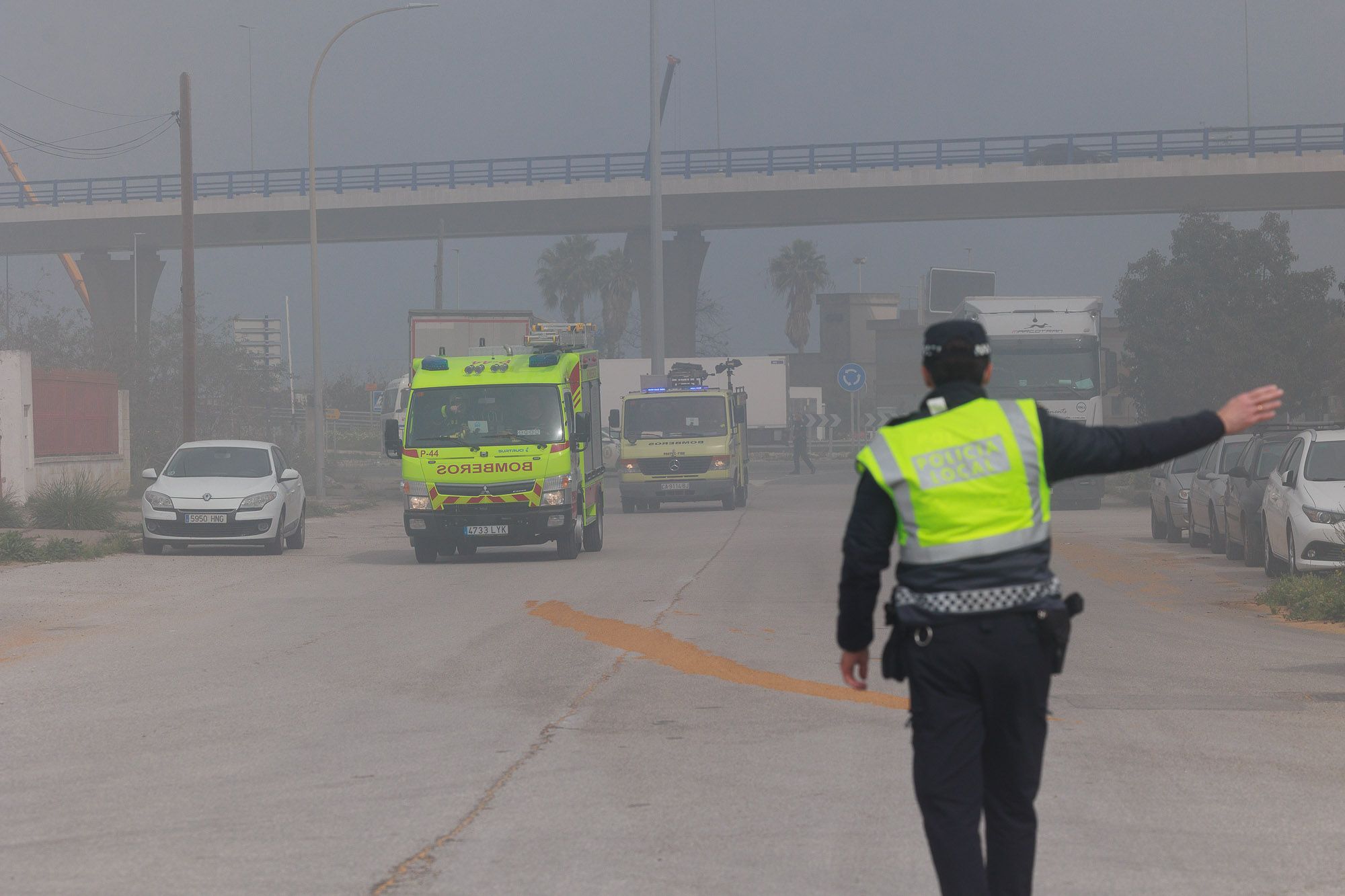 El incendio de una nave en Puerto Real, en imágenes.
