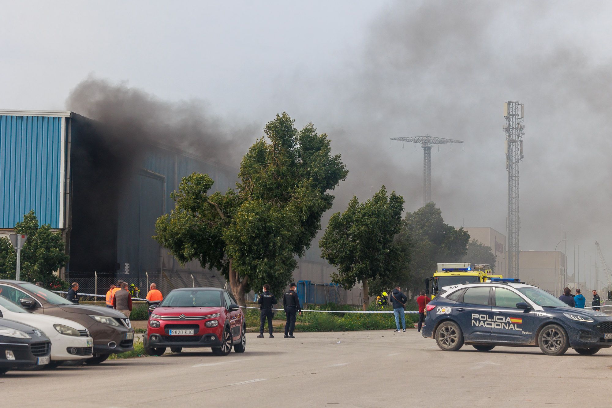 El incendio de una nave en Puerto Real, en imágenes.