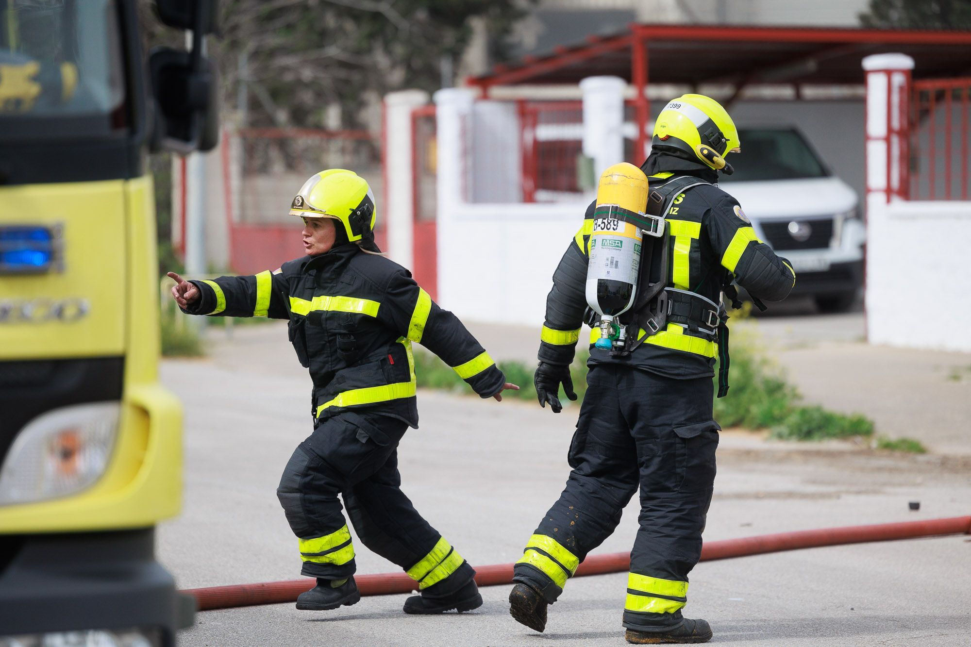 El incendio de una nave en Puerto Real, en imágenes.