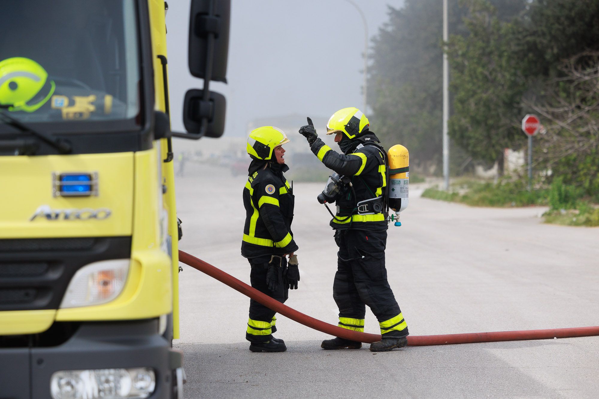 El incendio de una nave en Puerto Real, en imágenes.