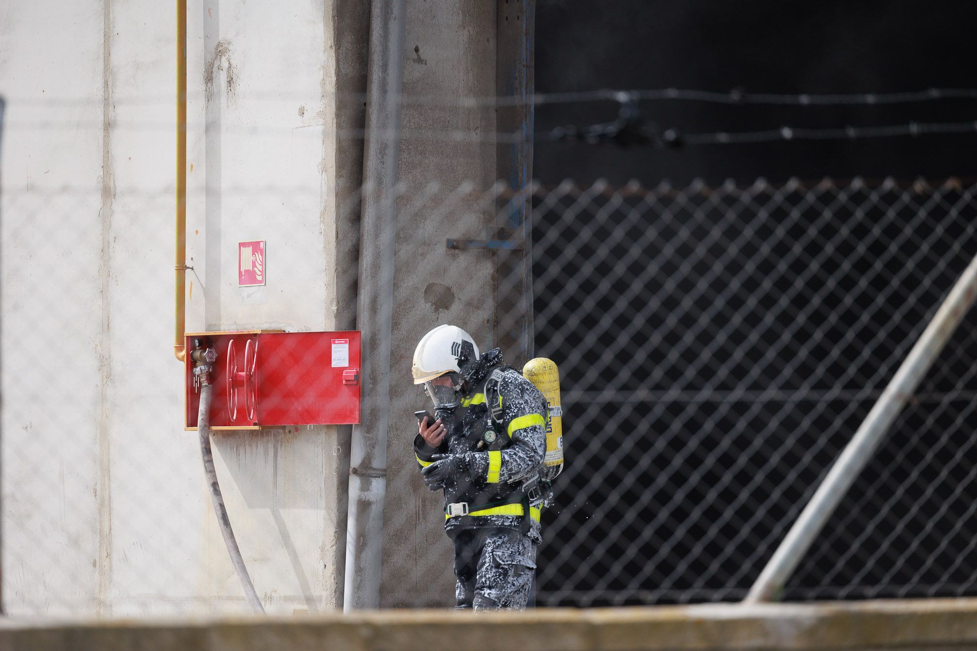 El incendio de una nave en Puerto Real, en imágenes.