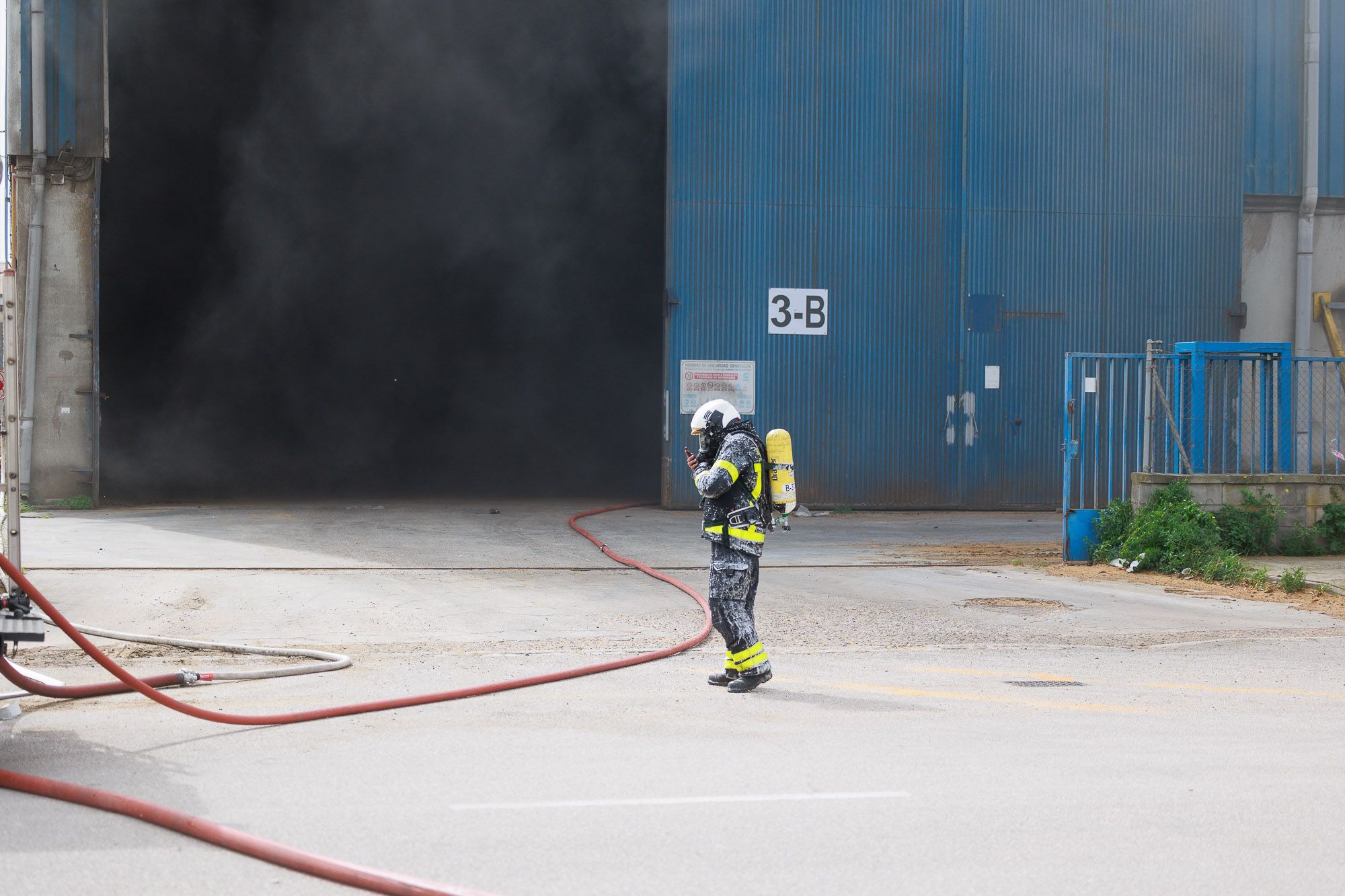 El incendio de una nave en Puerto Real, en imágenes.