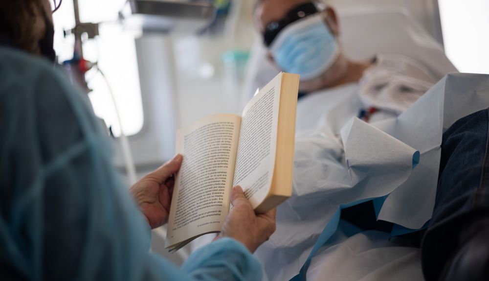 Las voluntarias acuden todos los miércoles a llevar a cabo su labor de lectoras con los pacientes.