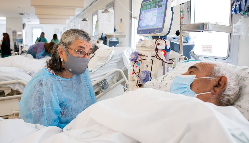 La iniciativa surge para humanizar la medicina y mitigar la soledad durante la sesión de hemodiálisis.