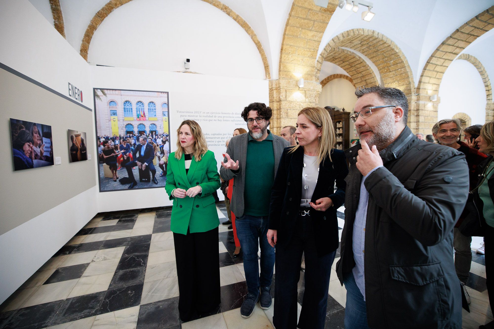 La presidenta de la Diputación, en la inauguración de la exposición de fotógrafos de prensa de la provincia de Cádiz.