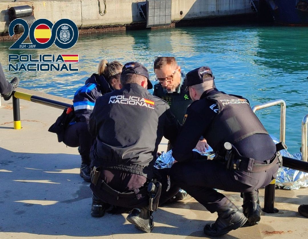 Agentes de Policía y Guardia Civil en Algeciras atienden a la víctima.