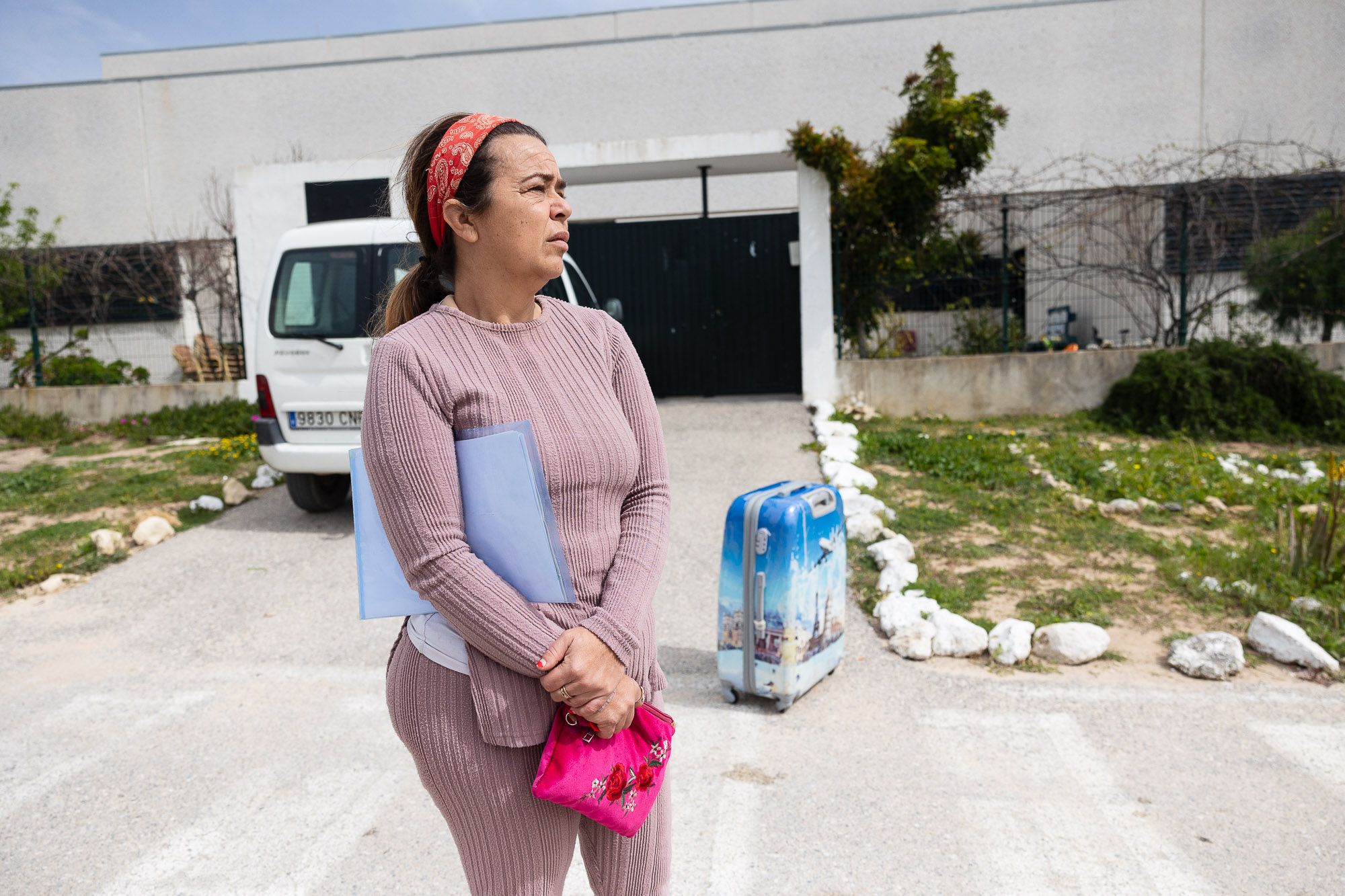 Carmen Bocanegra en la puerta del albergue municipal.