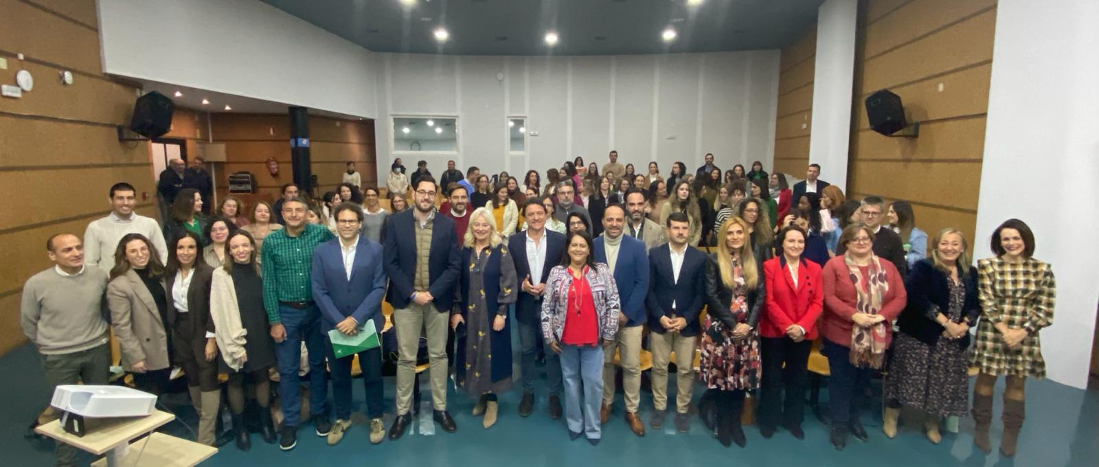 La delegada en un encuentro con participantes en el programa T Acompañamos.