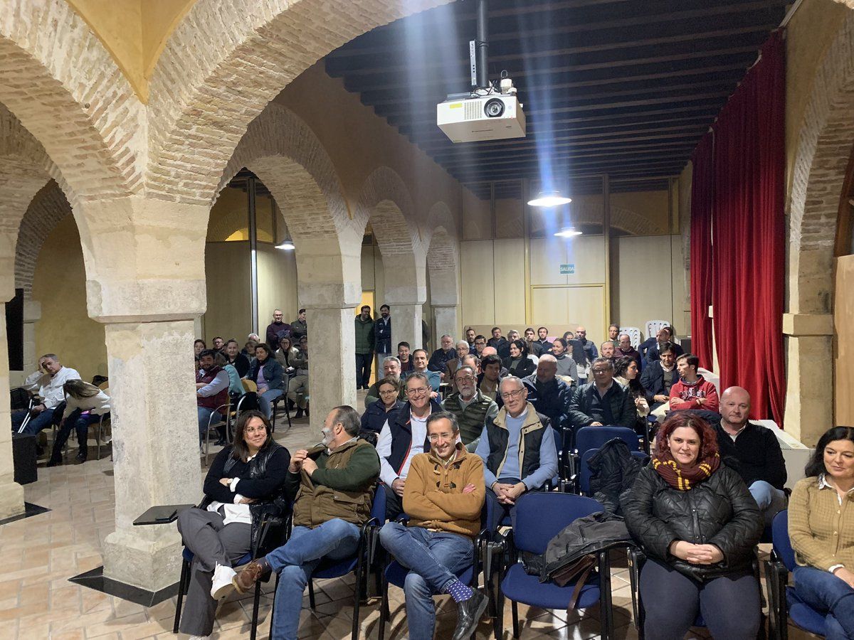 Los voluntarios durante la reunion en Villapanés. 