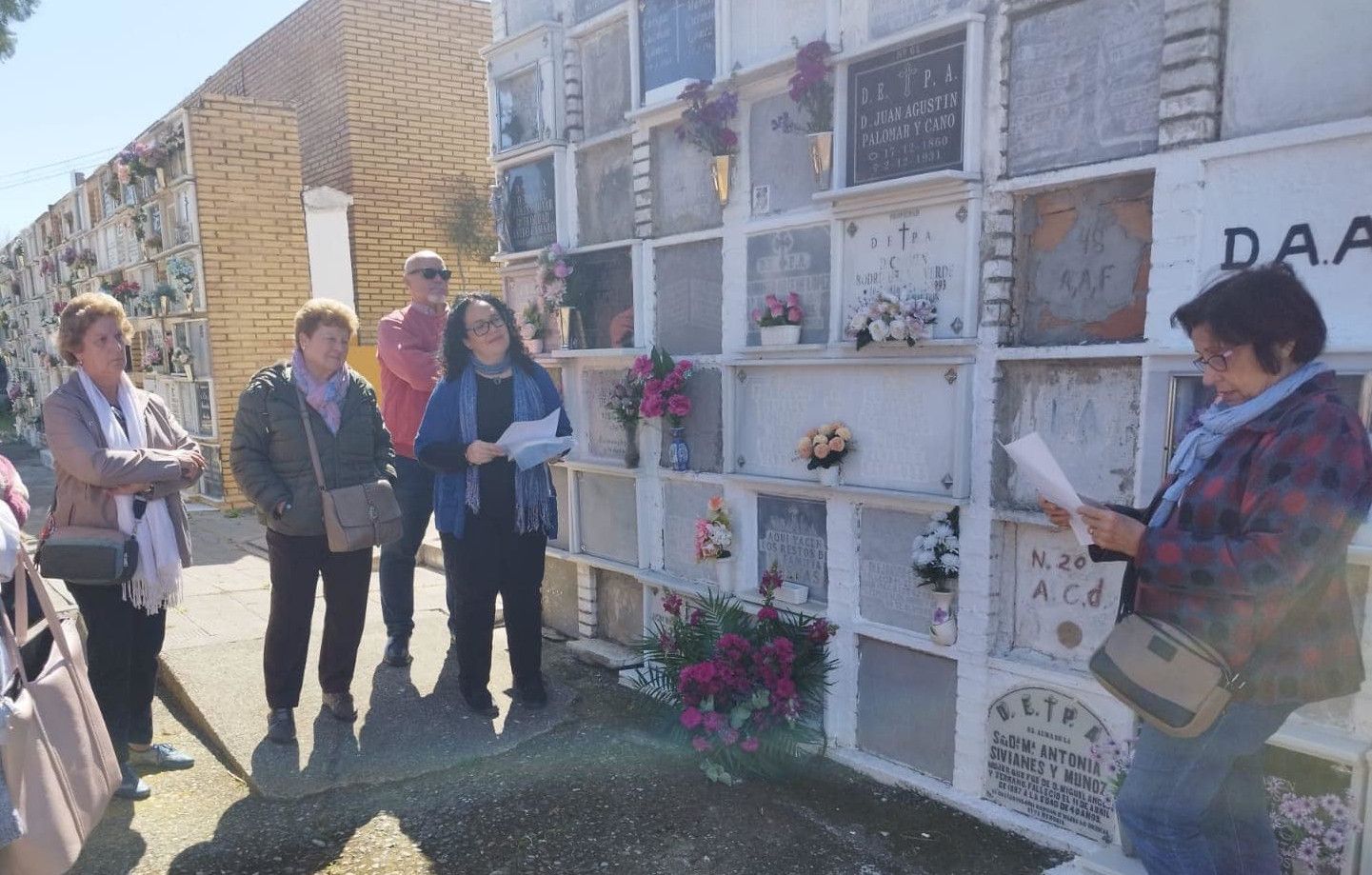 El Ayuntamiento de Camas lleva flores a la lápida de Mercedes de Velilla, como ella pidió en un poema.