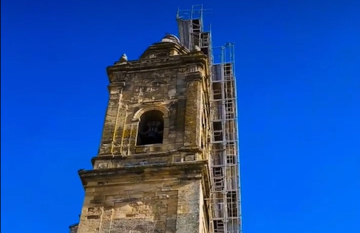 Andamio en la Iglesia de Santa María la Coronada en Medina Sidonia a unos días para Semana Santa.