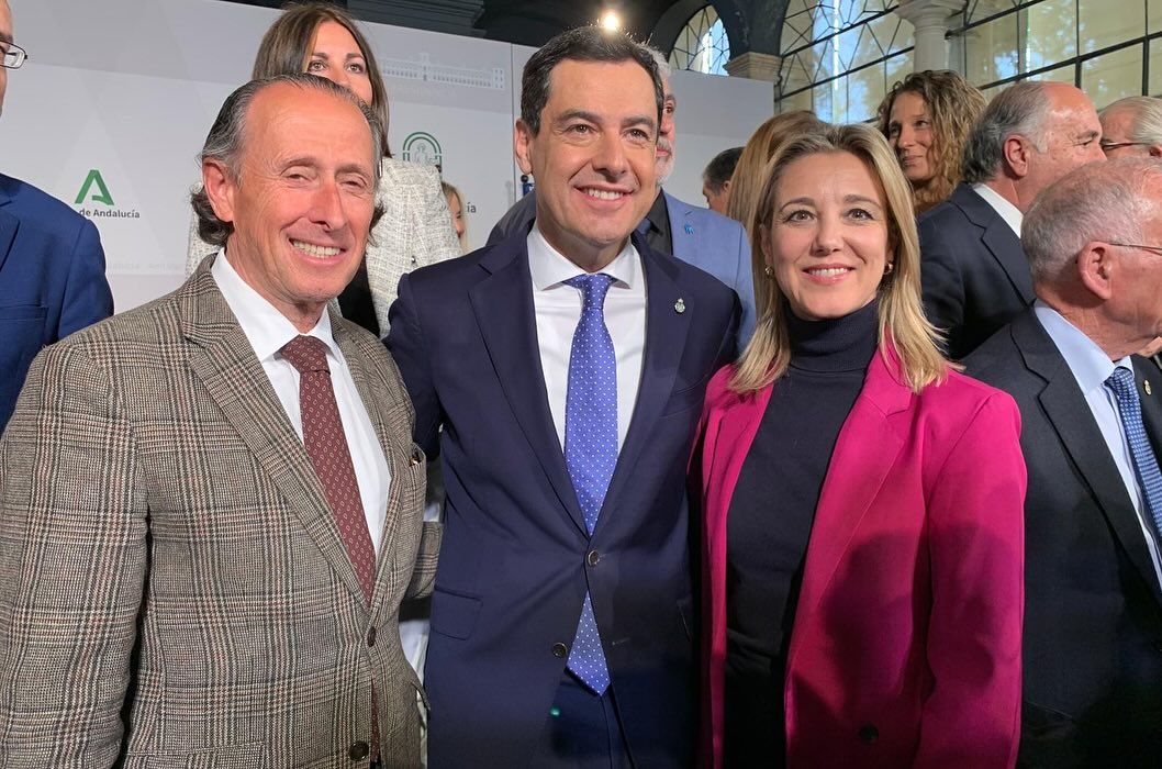 La alcaldesa de Alcalá, con Juanma Moreno y José María Román, alcalde de Chiclana, en el acto en Sevilla.