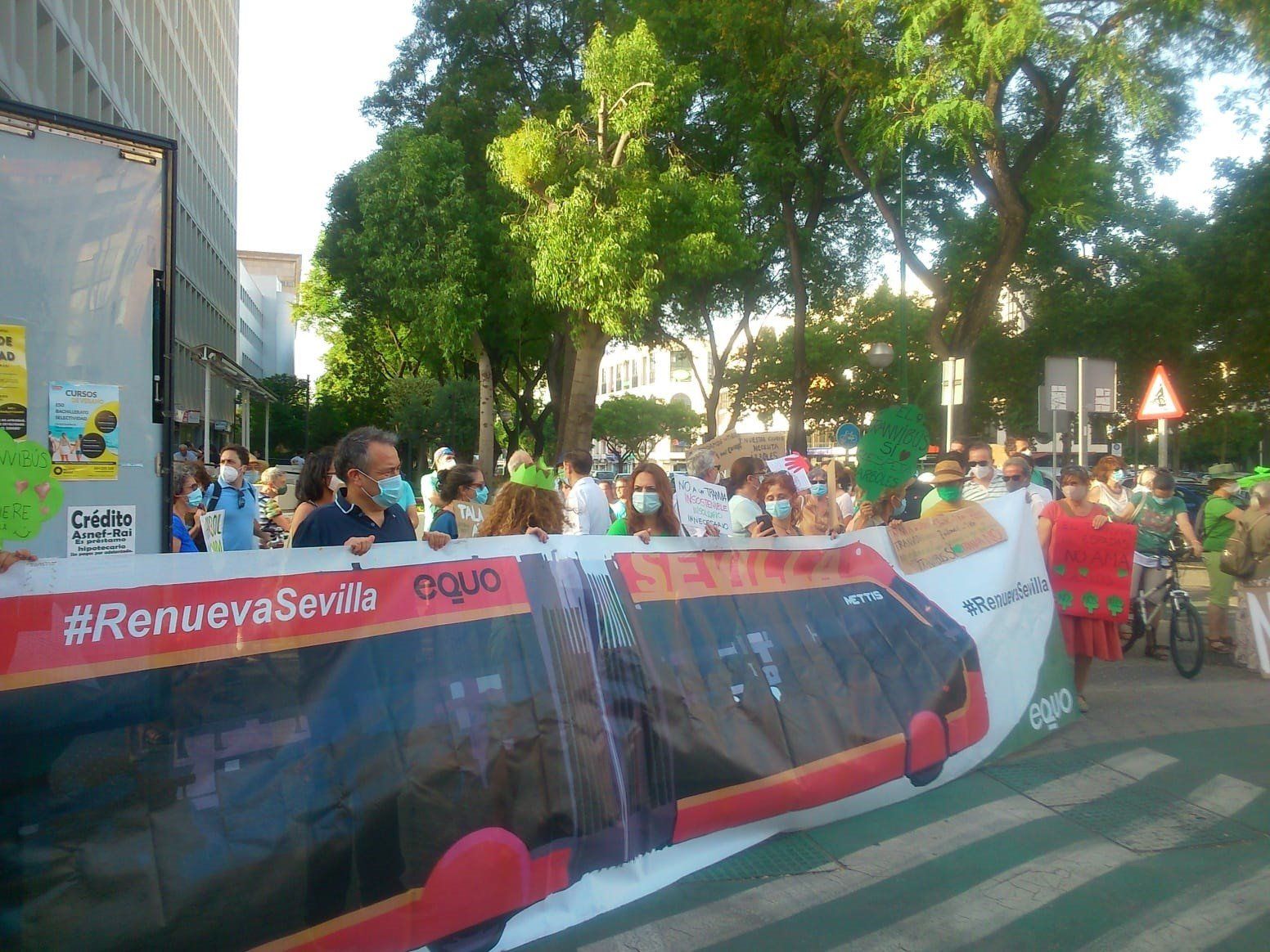 Protesta en contra de la tala de árboles por la ampliación del tranvía en Sevilla.