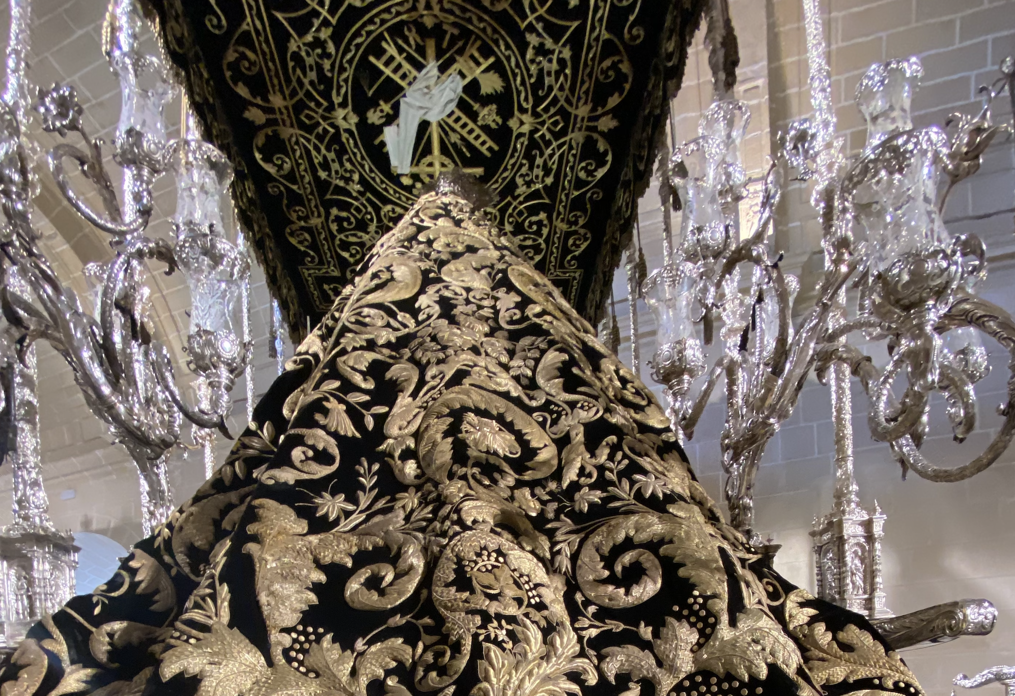 Palio y manto actual de La Piedad en una exposición en los Claustros de Santo Domingo.