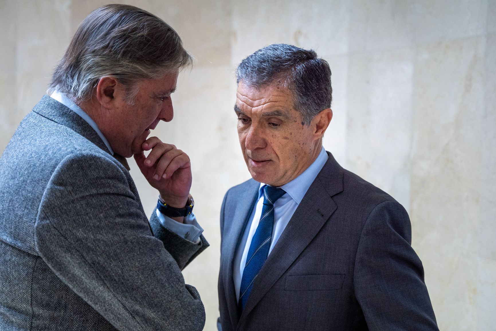 Lorenzo del Río, a la derecha, minutos después de su comparecencia ante los medios.