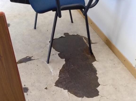 El suelo del módulo de playa de Camposoto.