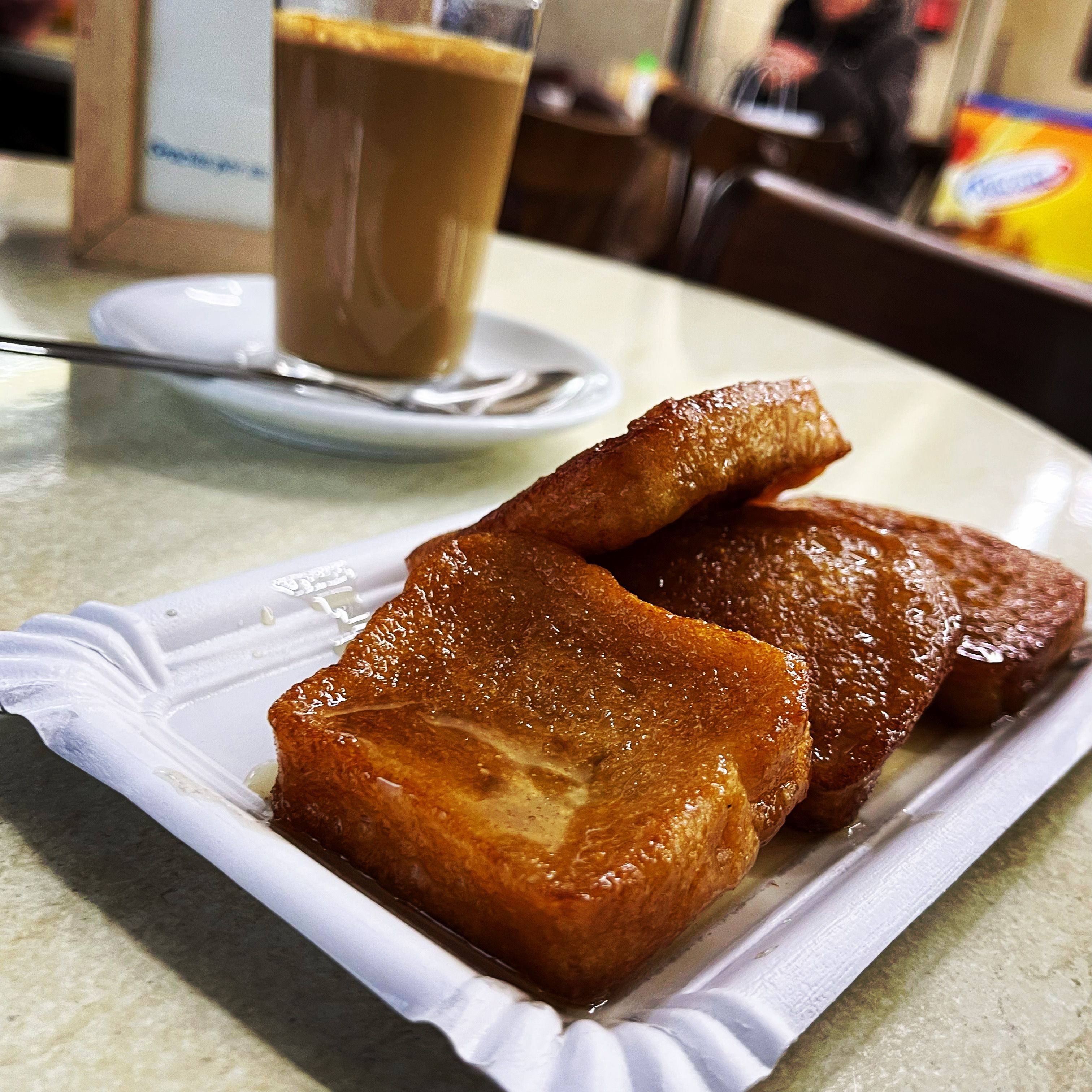 Café con leche y torrijas, la merienda más típica de la Cuaresma y Semana Santa en Jerez
